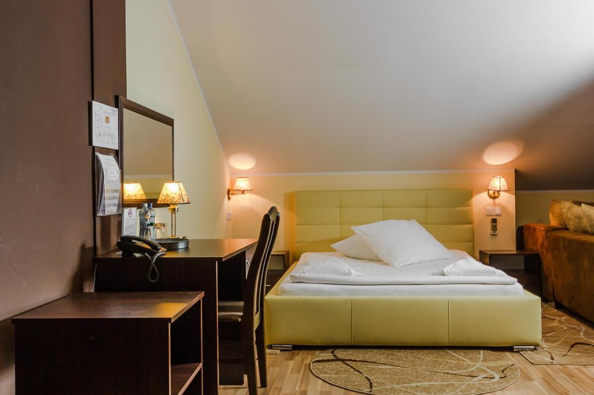 Dworek Rozany Hotel & Restauracja Namyslow Exterior photo